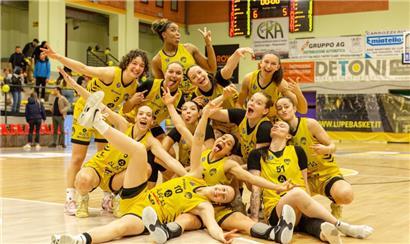 Grund zur Freude bei San Martino: Nach einer verrückten regulären Saison gehen Anne Simon (stehend, 4.v.l.) und Co. auf Rang fünf in die Play-offs
