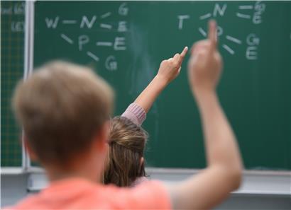Grundschüler versuchen, die Lösung einer Aufgabe zu finden. Das Bildungsministerium in Luxemburg versucht, Lösungen für die Corona-Krise zu finden. 
