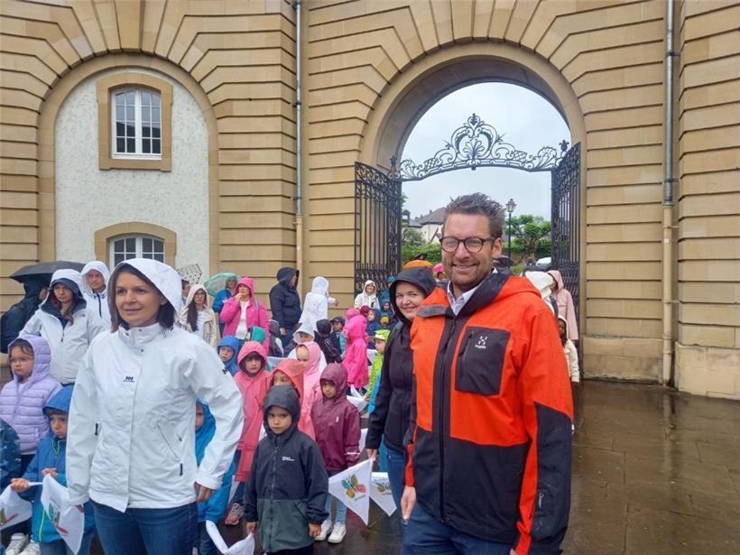 Grundschullehrer Pit Lengler hat seine Klasse auf die Springprozession vorbereitet
