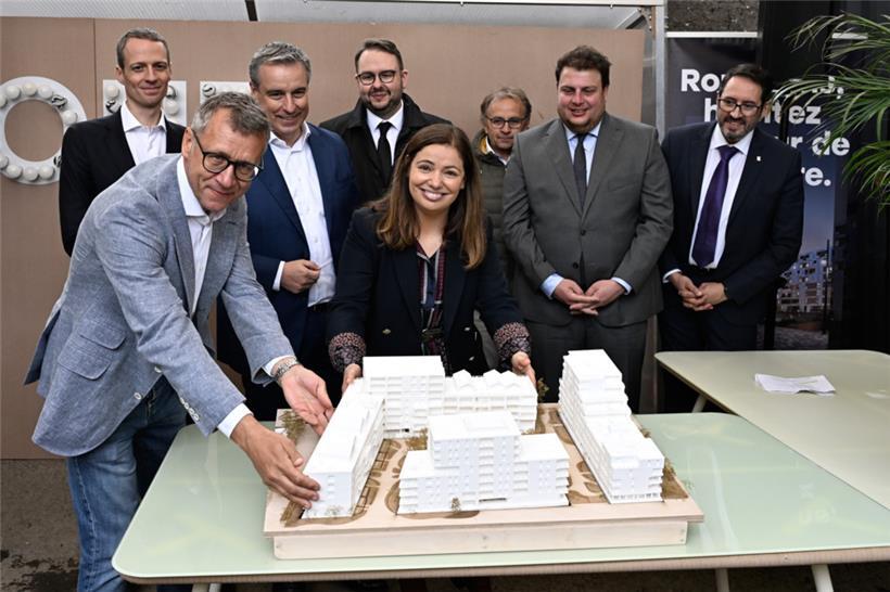 Grundsteinlegung am Dienstag: Bauherr Eric Lux (links im Bild) daneben Bauleiter...