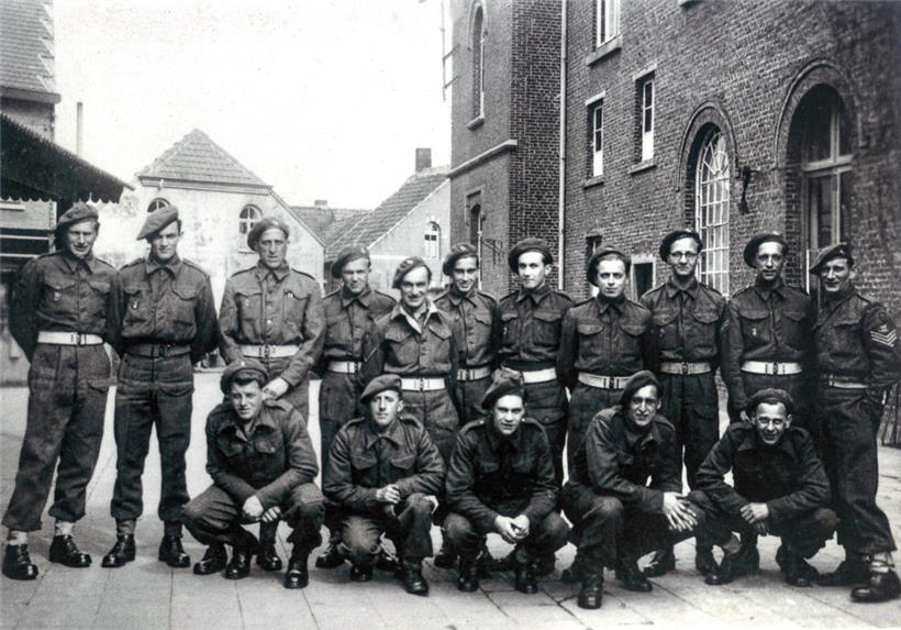 Gruppe junger Luxemburger der Brigade Piron in Louvain im November 1944, darunter der Schifflinger Jacques Goergen (1. Reihe, 1.v.r.)
