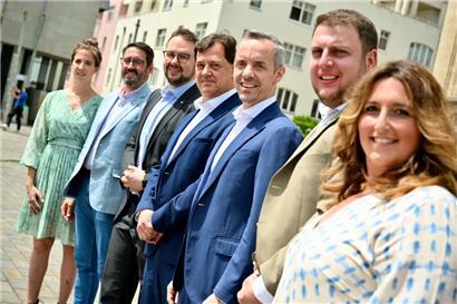 Gruppenbild der Anwesenden bei der Vorstellung des Koalitionsabkommens vor dem Rathaus (v.l.n.r.): Joy Weyrich, Bruno Cavaleiro, Christian Weis (CSV), Pim Knaff (DP), Georges Mischo (CSV), Meris Sehovic, Mandy Ragni („déi gréng“)
