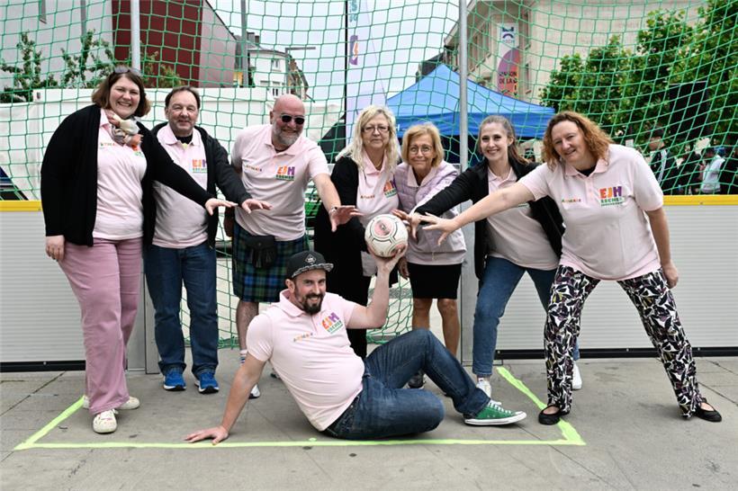 Gruppenbild mit Ball: Das Runde muss ins Eckige, sagen auch die Streetsoccer-Org...
