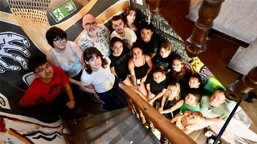 Gruppenbild mit Lehrer: Thierry Lutz und ein Teil der jungen Künstler, die dieses Jahr im LGE ihr Abitur in der Kunstsektion gemacht haben
