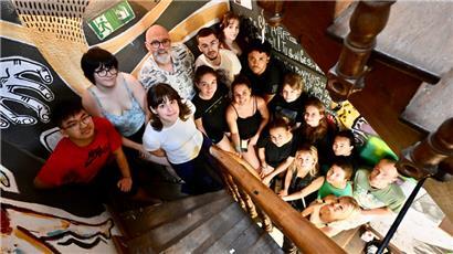 Gruppenbild mit Lehrer: Thierry Lutz und ein Teil der jungen Künstler, die dieses Jahr im LGE ihr Abitur in der Kunstsektion gemacht haben
