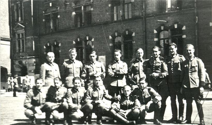 Gruppenfoto der 14 Luxemburger Reservisten im Juni 1942 in Hamburg, kurz vor der Abfahrt des Reserve-Polizeibataillons 101 nach Polen
