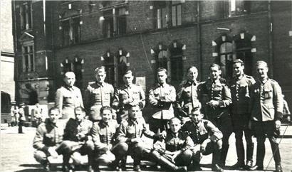 Gruppenfoto der 14 Luxemburger Reservisten im Juni 1942 in Hamburg, kurz vor der Abfahrt des Reserve-Polizeibataillons 101 nach Polen
