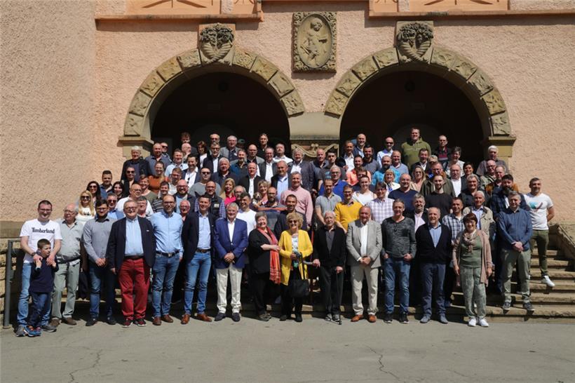 Gruppenfoto mit den Ehrengästen und der großen Turnerfamilie
