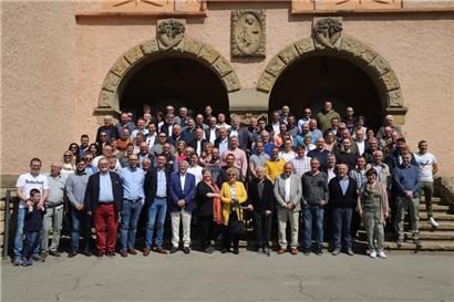 Gruppenfoto mit den Ehrengästen und der großen Turnerfamilie
