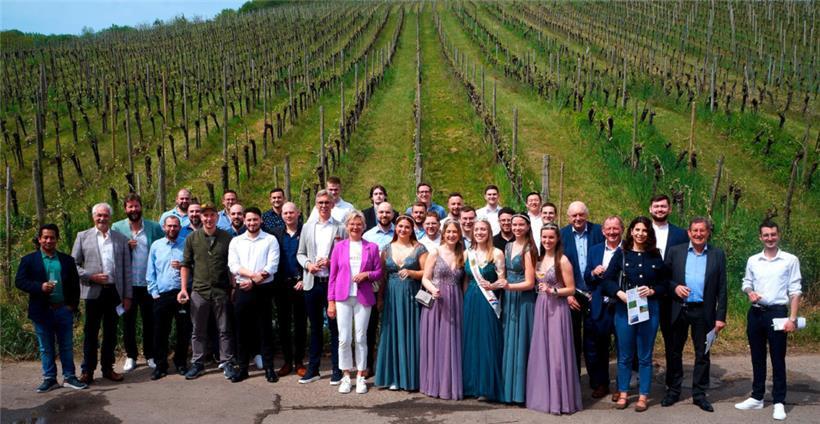 Gruppenfoto mit prominenter Entourage: Die „Nidderfeelener Jongen“ pilgern alljährlich zum „Proufdag“ nach Remerschen
