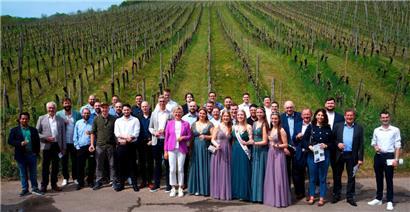 Gruppenfoto mit prominenter Entourage: Die „Nidderfeelener Jongen“ pilgern alljährlich zum „Proufdag“ nach Remerschen
