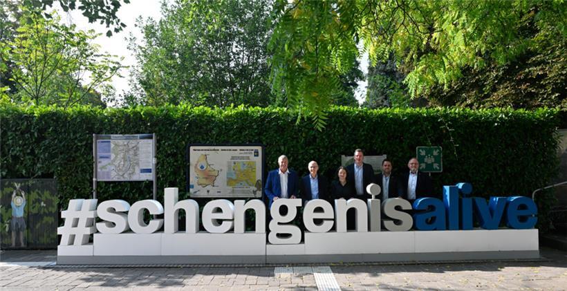 Gruppenfoto vor dem Europamuseum (v.l.): Schengens Bürgermeister Michel Gloden, ...