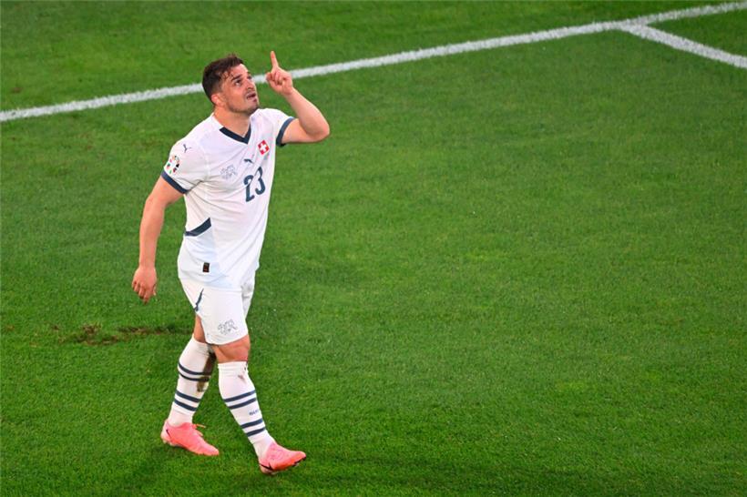 Gruß nach ganz oben: Der Schweizer Xherdan Shaqiri freut sich über ein Tor. 
