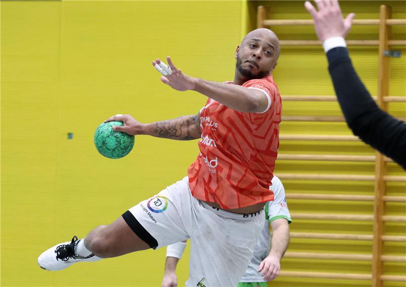 Guillaume Ballet als Kapitän der Red Boys in Fußballtrikot auf dem Spielfeld der aktuellen Saison