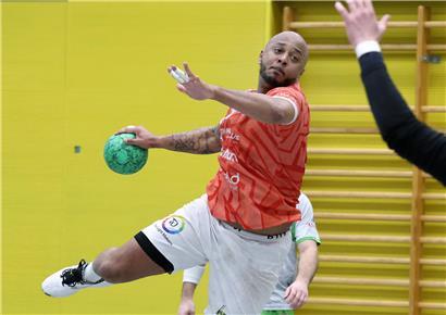 Guillaume Ballet als Kapitän der Red Boys in Fußballtrikot auf dem Spielfeld der aktuellen Saison
