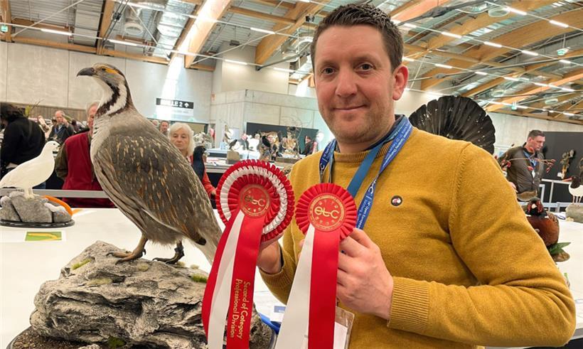 Guillaume Becker mit seinem Himalayakönigshuhn
