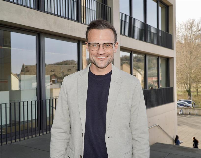 Guillaume Deneufbourg warnt vor Fehlern und Risiken bei KI-Übersetzungen in digitaler Kommunikation