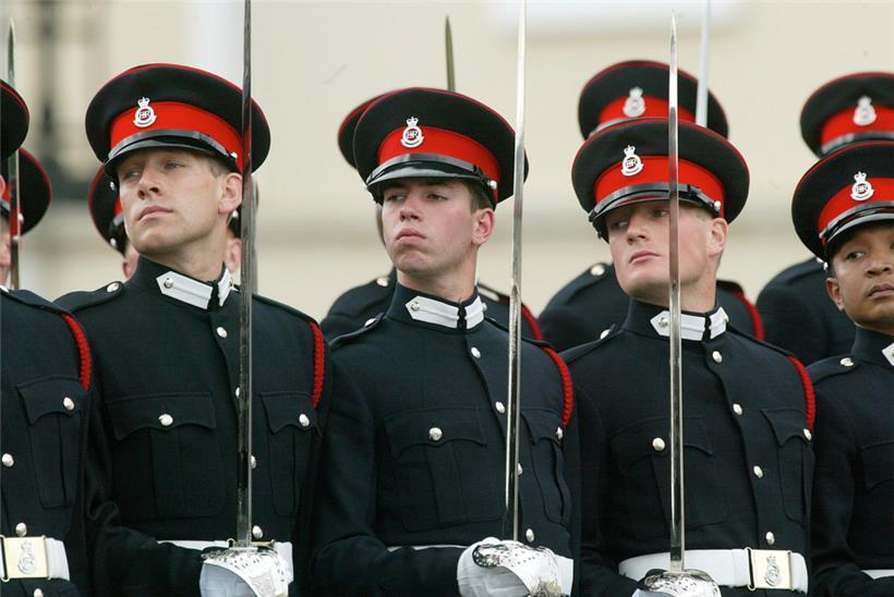 Guillaume (Zweiter von links) absolvierte von September 2001 bis August 2002 die...