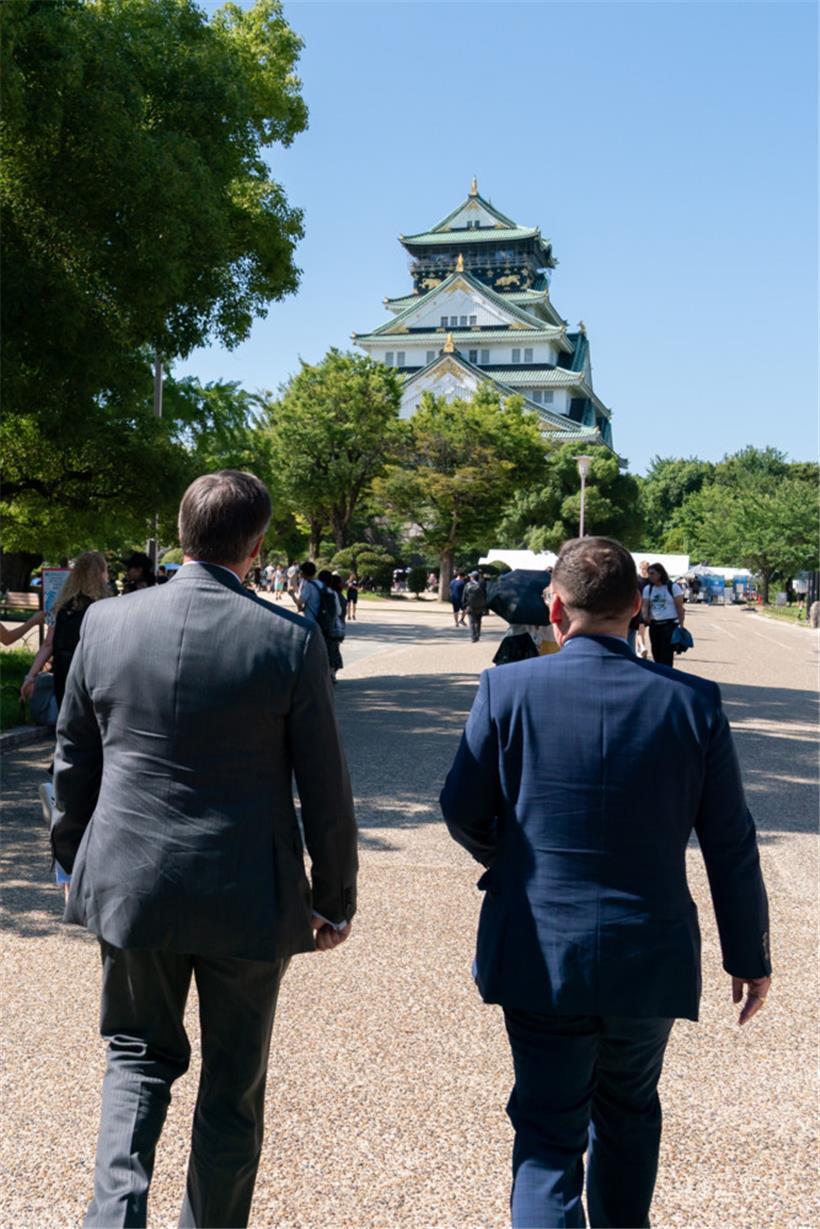 Guillaume mit dem luxemburgischen Botschafter in Japan, Michel Leesch, beim kurzen Spaziergang zum Schloss

