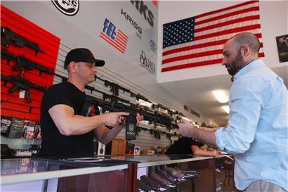 Guns don’t kill people? Solches Tötungsgerät gehört zur normalen Ausstattung in manchen US-Haushalten.

