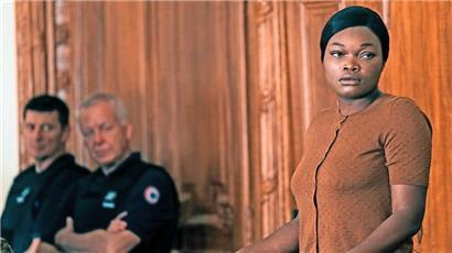 Guslagie Malangi joue l’impassible Laurence Coly, contrepartie fictionnelle de Fabienne Kabou, accusée d’avoir tué son enfant de 15 mois
