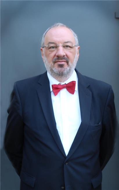 Porträt von Gust Stefanetti, einem Künstler, vor neutralem Hintergrund, kreative Atmosphäre