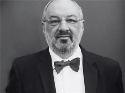 Porträt von Gust Stefanetti, einem Künstler, vor neutralem Hintergrund, kreative Atmosphäre