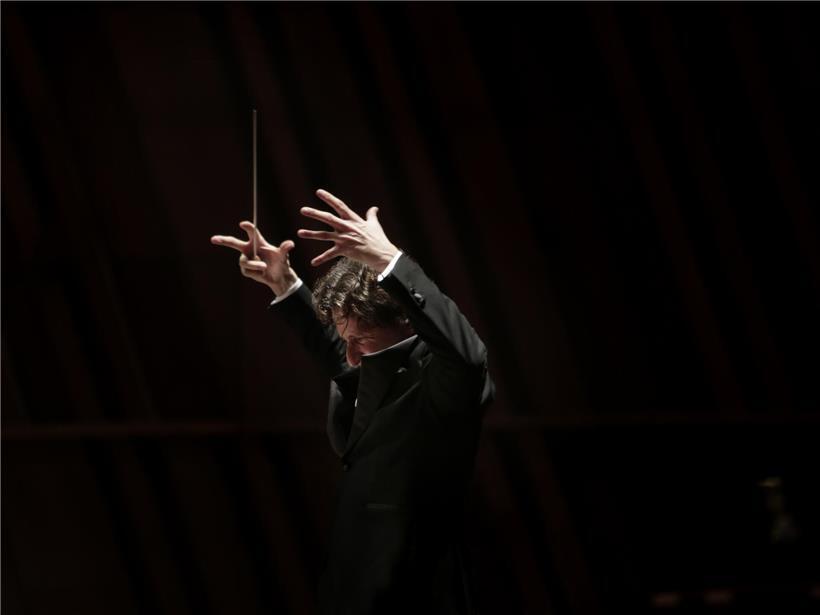 Gustavo Gimeno dirigiert das Toronto Symphony Orchestra live in der Philharmonie bei klassischem Konzert