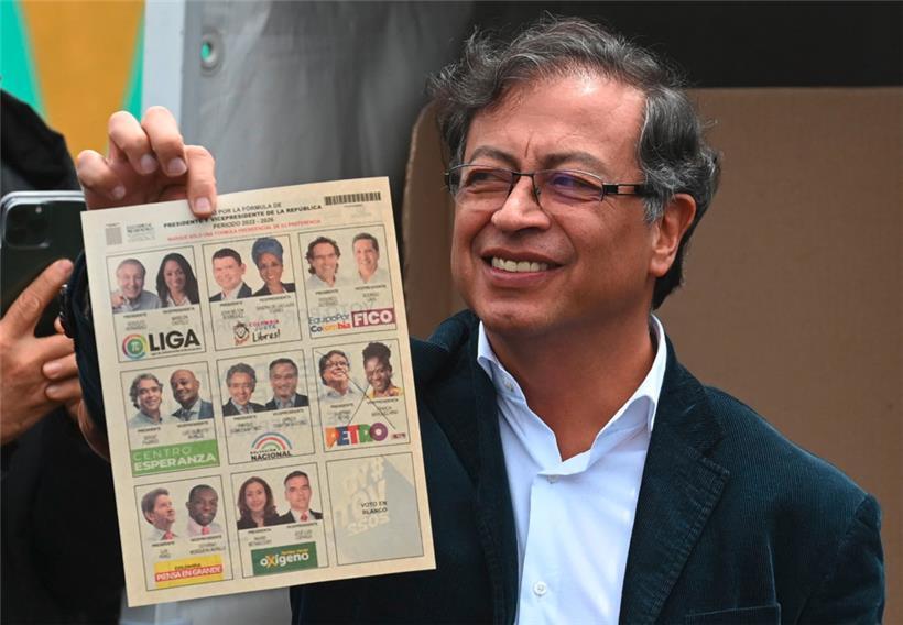 Gustavo Petro mit Wahlzettel: Der Ex-Guerillero könnte Kolumbiens erster linksgerichteter Präsident werden
