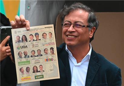 Gustavo Petro mit Wahlzettel: Der Ex-Guerillero könnte Kolumbiens erster linksgerichteter Präsident werden
