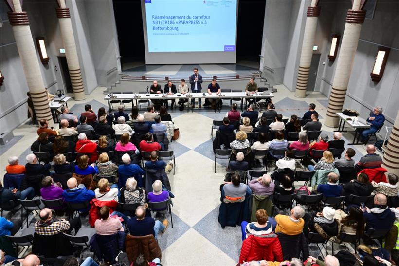 Gut 120 Interessierte fanden sich zur Bürgerversammlung im Schloss ein, um sich über die Bauarbeiten von ca. anderthalb Jahren an der Luxemburger Straße und über ein Flüchtlingsheim für 20 Minderjährige im Bernini-Gebäude zu informieren 
