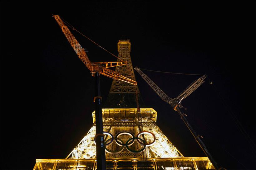 Gut abgehangen: Kräne entfernen die Olympischen Ringe vom Eiffelturm in einer „komplexen technischen Operation“
