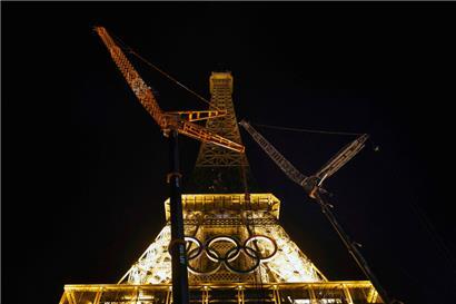 Gut abgehangen: Kräne entfernen die Olympischen Ringe vom Eiffelturm in einer „komplexen technischen Operation“
