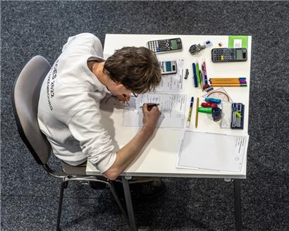 Gut ausgestattet: Ein Schüler im LGE stellt sich den Mathematik-Aufgaben
