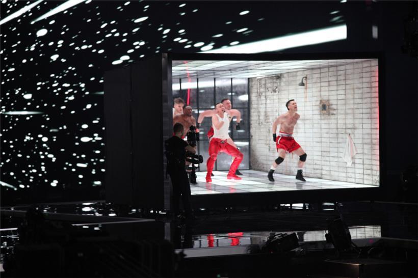 Gut fürs Fernsehen, schlecht für die Bühne: Olly Alexander im Kastenkonstrukt