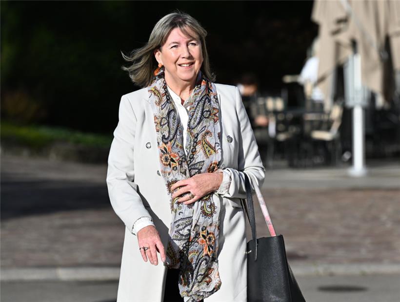 Gut gelaunt erreicht Lydie Polfer (DP) am Mittwoch die Koalitionsgespräche in Se...