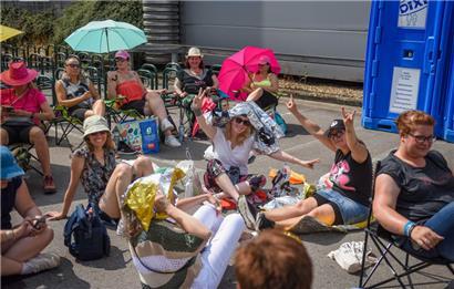Gut gerüstet gegen die Hitze fiebern einige Fans bereits seit Sonntagmittag den Konzerten von Robbie Williams auf Kirchberg entgegen
