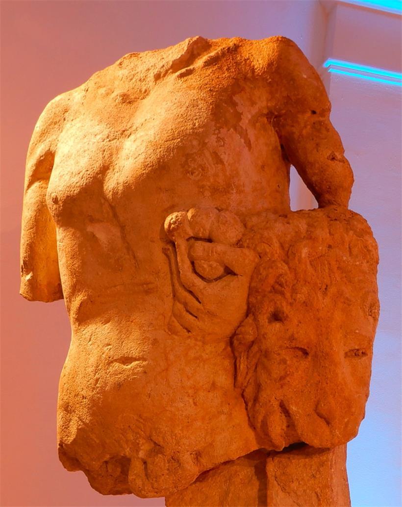 Gut sichtbar ist der Kopf des Löwen
