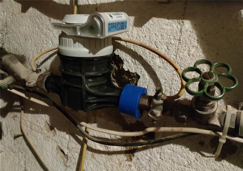 Gut zehn Minuten dauerte der Austausch des Wasserzählers. Mindestens ebenso lang die Diskussion an der Haustür. 
