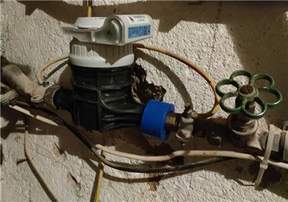Gut zehn Minuten dauerte der Austausch des Wasserzählers. Mindestens ebenso lang die Diskussion an der Haustür. 

