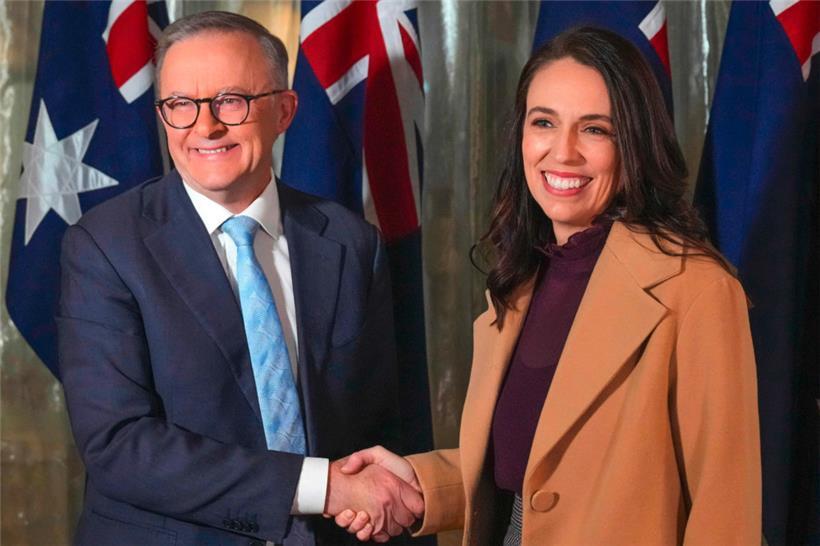 Gute Nachbarschaften pflegen: Australiens neuer Regierungschef Anthony Albanese (l.) und seine Amtskollegin aus Neuseeland, Jacinda Ardern, bei ihrem Treffen in Sydney
