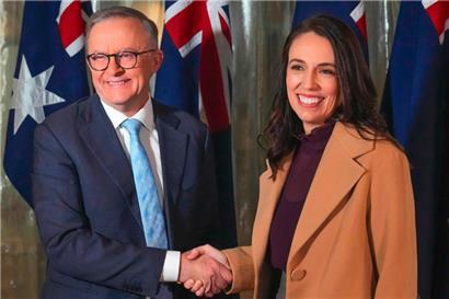 Gute Nachbarschaften pflegen: Australiens neuer Regierungschef Anthony Albanese (l.) und seine Amtskollegin aus Neuseeland, Jacinda Ardern, bei ihrem Treffen in Sydney
