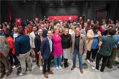Gute Stimmung bei den Sozialisten: Die Parteipräsidenten Dan Biancalana und Francine Closener, Spitzenkandidatin Paulette Lenert und Generalsekretär Tom Jungen (v.l.n.r.) inmitten der LSAP-Familie
