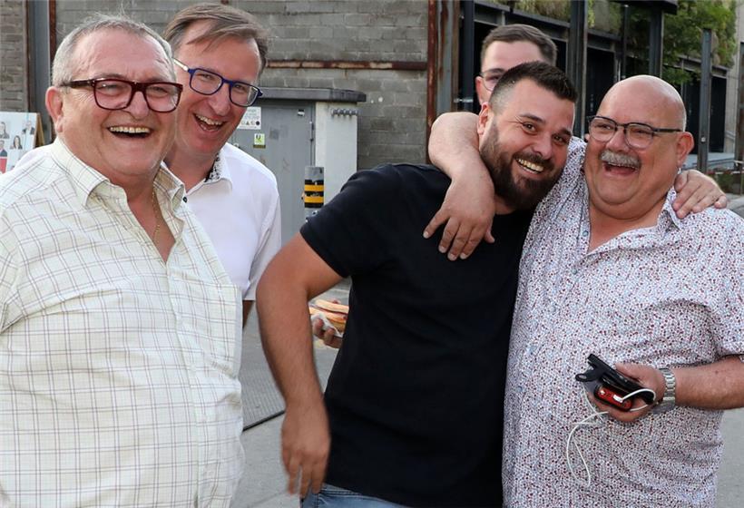 Guy Altmeisch (LSAP, r.) feiert mit seinen Parteikollegen den Sprung an die Spitze
