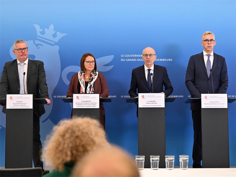 Guy Bley, Yuriko Backes (DP), Léon Gloden (CSV) und Luc Frieden (CSV) bei der Pressekonferenz zu den Drohnensichtungen