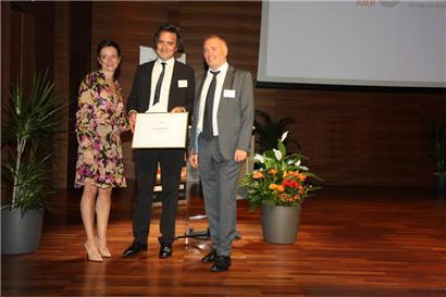 Guy Castegnaro nahm, gemeinsam mit seiner Schwester Alexandra, den Ehrentitel für den im Juli 2012 verstorbenen Vater John entgegen
