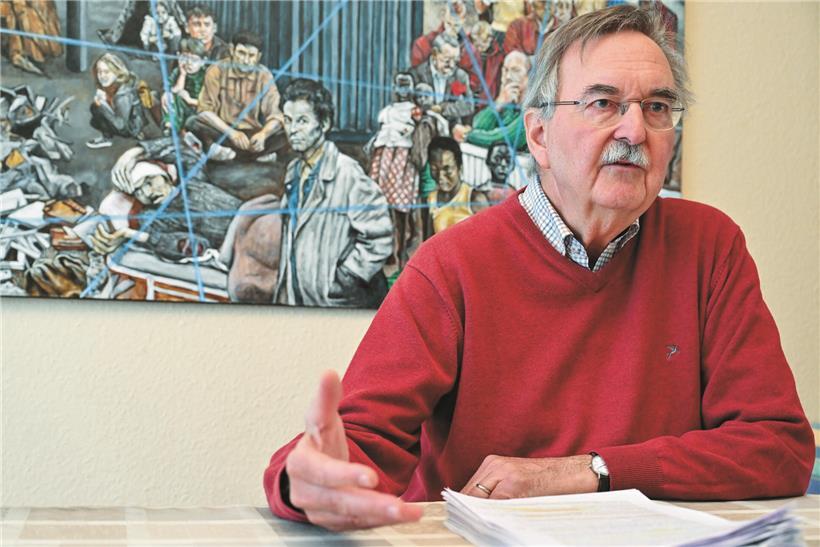 Porträt von Guy Foetz, Gründer des alternativen Mediums, im modernen Büro mit Laptop und Mikrofon