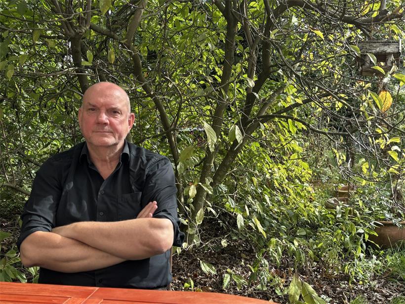 Guy Helminger in seinem Garten in Köln