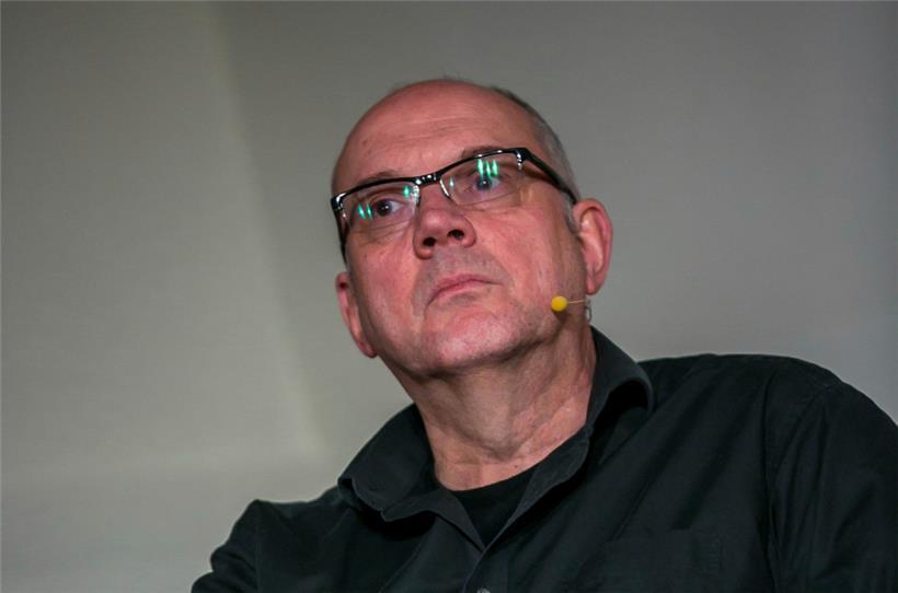 Guy Helminger wurde 1963 in Esch/Alzette geboren und studierte Germanistik und Philosophie in Luxemburg, Heidelberg und Köln. Seit 1985 lebt er in Köln und arbeitet als freiberuflicher Schriftsteller.
