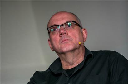 Guy Helminger wurde 1963 in Esch/Alzette geboren und studierte Germanistik und Philosophie in Luxemburg, Heidelberg und Köln. Seit 1985 lebt er in Köln und arbeitet als freiberuflicher Schriftsteller.
